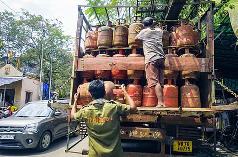 Illegal use of domestic LPG cylinders in Mumbai hotel; FIR filed against owner and manager