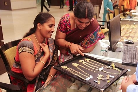 Gold, silver prices fall up to 2 pc amid weak global cues