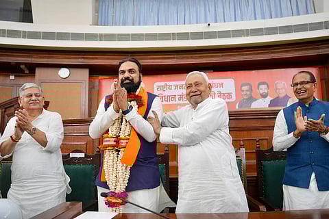 Samrat Choudhary is swearing a big mala with Nitish Kumar and other senior leaders along with them