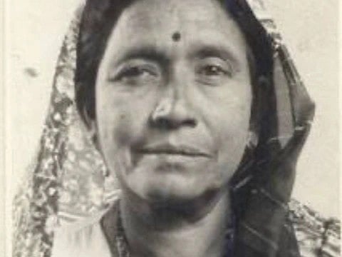 An old black and white image of Vithabai Narayangaonkar wearing a pallu over her head.