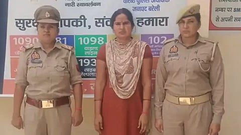 Fake IAS Sadhana in the middle arrested by women constable on both her sides.