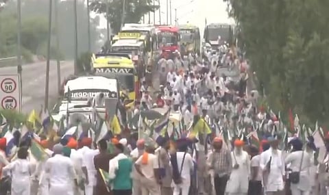 Hundred of people stopped at the Shambhu border ahead of farmer's march to delhi to protest against the US India trade deal. In the image a huge crowd and vehicles can be seen .