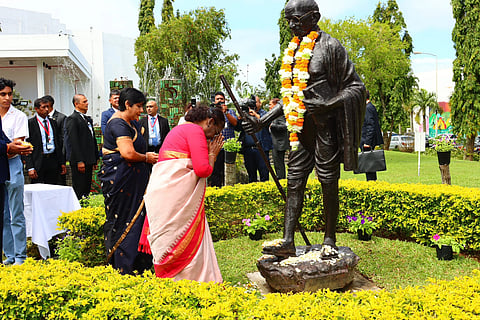 Photo of Indian President Droupadi Murmu paying tribute to Mahatma Gandhi at the Mahatma Gandhi Institute in Mauritius