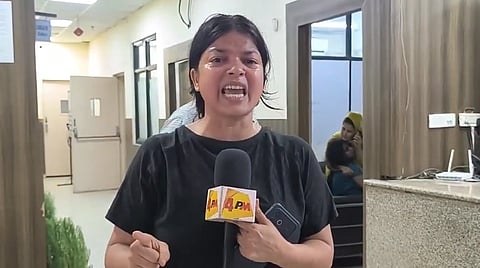 Image of female journalist from 4Pm news network alleging police brutality in delhi's saket police station