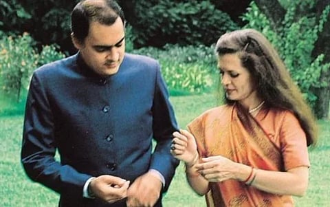 Old image of former Indian PM Rajiv gandhi and Sonia Gandhi in a saree.