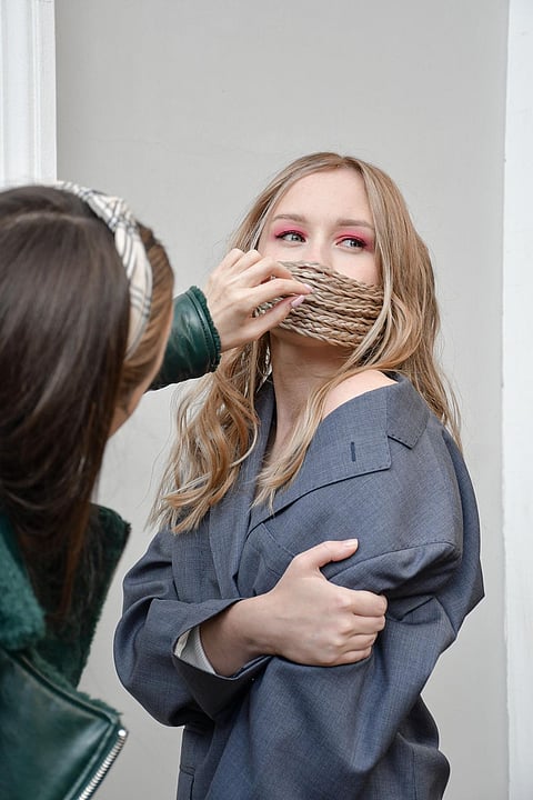 Beauticians delivering the services should wear a PPE kit that includes a mask, gloves, bodysuit, and a face shield. | WIkimedia Commons