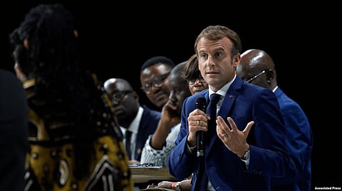 A visitor looks at wooden statues of the 19th century Dahomey Kingdom era, at the Quai Branly museum in Paris, France, Nov. 23, 2018. France is to return later this month artworks to Benin it took during the colonial era.     Image source: voa