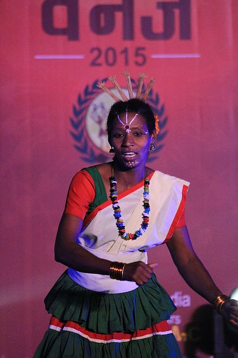 The men wear a belt of shells, occasionally adorned with peacock feathers and leaves. They paint white patterns on their bodies, much like their African ancestors.