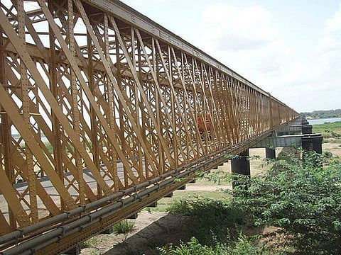 Originally designed for a single railway line, the Golden Bridge in its new avatar became a cramped, narrow two-lane road bridge, serving around 10,000 vehicles.