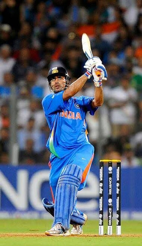 Bollywood Thanks and Pays Tribute to Dhoni