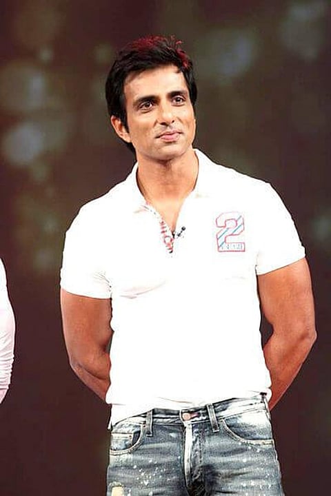Sonu Sood to Pen Down his Experience of Helping Migrant Workers