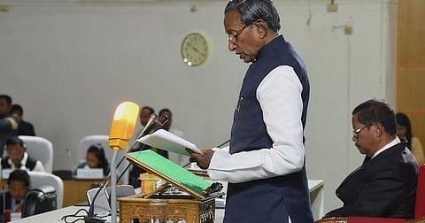 Governor humiliated for addressing in Hindi