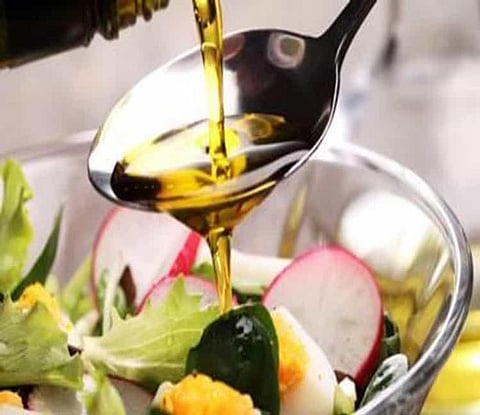 Adding oil to Salads may boost its nutritional benefits, says new study
