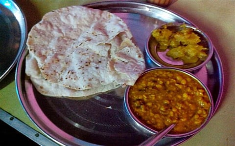 Hundreds of Needy People are Fed Everyday by India’s First “Roti Bank” in Mahoba District