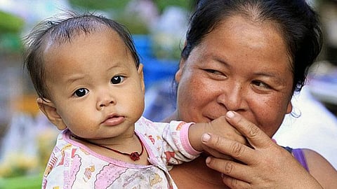 Lao Health Officials Shut Down Clinic Suspected of Providing Illegal Surrogacy Services by Thai Women