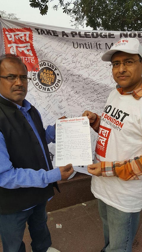 Chanda Bandh Satyagraha: Anadhikrit Colony Vikas Sangh support No list No Donation Signature drive against AAP in New Delhi