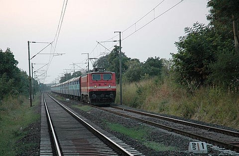 Indore-Patna Express Accident: Some of the Injured Passengers Receive Banned Notes Mysteriously