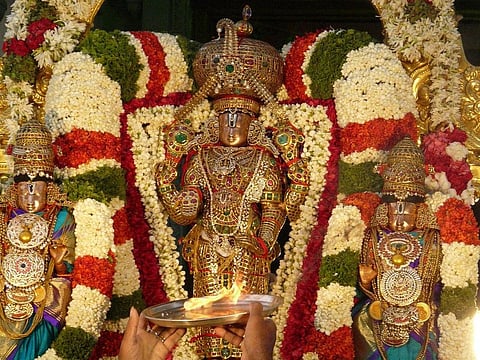 Demonetisation Move hits Tirumala Temple Pilgrims hard as Hotel Owners, Taxi drivers and Shops refuse to accept Rs 500 and Rs 1,000 Currency Notes