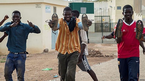 Over 70 sub-Saharan African Migrants Scale Barbed Wire Fence in Hope for Spanish Asylum