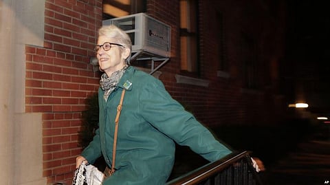 Multiple Women describe Donald Trump Kissing, Groping them at his Club in Florida