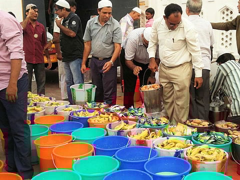 For 35 years, Sindhi volunteers have been serving Iftar to Sunni Muslim Devotees at Wallajah Mosque in Chennai
