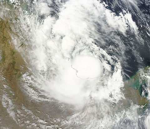 Cyclone Roanu hits Bangladesh leaving about 6 dead and 50 injured