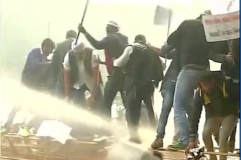 AAP workers clash with police outside Jaitley’s residence