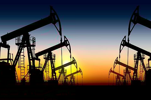 Oil prices down by 10 percent for the week