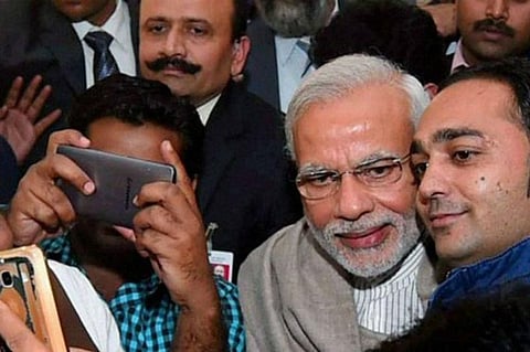 Senior journalists, authors slam scribes for ‘selife with Modi’