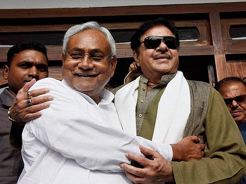 Nitish invites Advani, Shatrughan to oath-taking ceremony