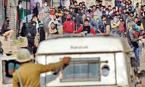 Youths clash with security forces in Kashmir University