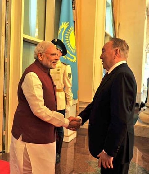 US presidential race: Clinton, Bush take potshots over immigration