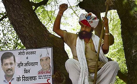 Aam Aadmi Party reaches out to the family of farmer Gajendra Singh
