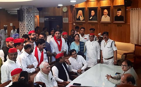 अखिलेश यादव की मौजूदगी में कपिल ने नामांकन दाखिल किया।