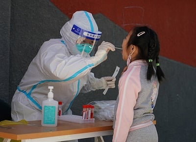 कोविड-19 महामारी ।