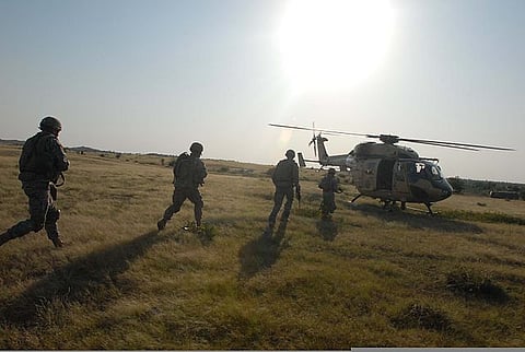 'Agnipath' मॉडल के तहत चार साल के लिए सेना, वायुसेना और नौसेना में अधिकारी रैंक (PBOR) से नीचे के कर्मियों की भर्ती की जाएगी।