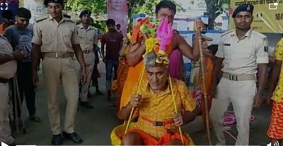 श्रवण कुमार बन कर बेटा ले गया बूढ़े माता - पिता को देवघर