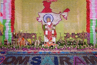 गुरु पूर्णिमा के शुभ अवसर पर बैंगलोर में खिलौनों से सजा मंदिर