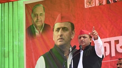 अखिलेश यादव ने महू जाकर बाबा साहब की प्रतिमा पर पुष्पांजलि अर्पित की(ians)