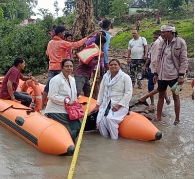 महिला स्वास्थ्य कार्यकर्ता ने नदी पार करके किया वैक्सीनेशन