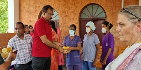 इंग्लैंड से झारखंड आई लिंडसे ने हजारों महिलाओं की बदली जिंदगी