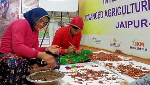 जयपुर में बनी गायों के गोबर की राखियों के अमेरिका, मॉरीशस में मिले खरीदार