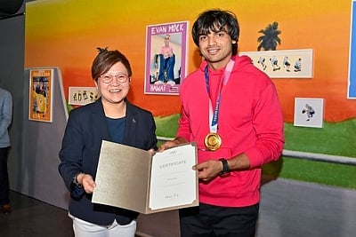 Neeraj Chopra ने ओलंपिक संग्रहालय को स्वर्ण पदक विजेता भाला उपहार में दिया