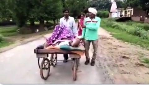 मध्य प्रदेश : एंबुलेंस नही मिलने पर हाथ ठेले पर बेटा ले गया पिता को अस्पताल