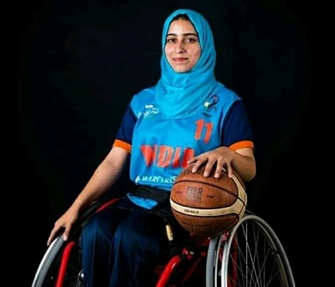 इशरत अख्तर है कश्मीर की पहली अंतरराष्ट्रीय व्हीलचेयर बास्केटबॉल खिलाड़ी