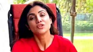 शिल्पा शेट्टी ने व्हील चेयर पर बैठ कर योगासन किया