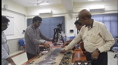 धनबाद आईआईटी ने किया अनूठा सिस्टम विकसित, हाईवे की स्पेशल लेन पर चलते हुए खुद चार्ज हो जायेंगी इलेक्ट्रिक गाड़ियां