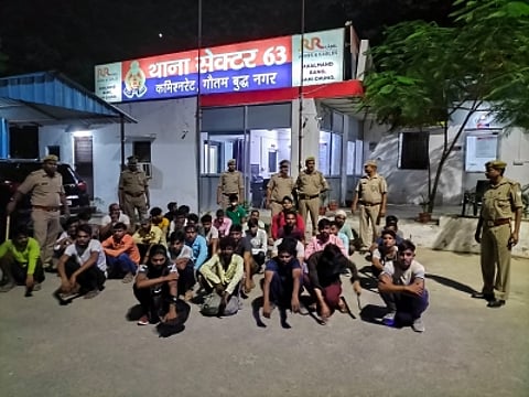 खुले में पी रहे थे शराब, पुलिस ने किया गिरफ्तार