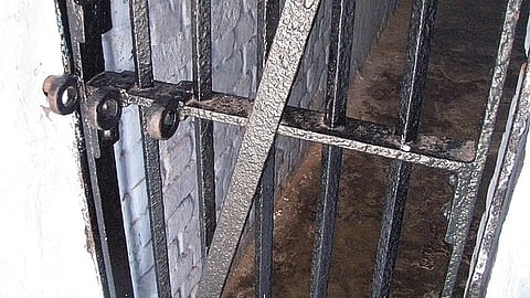 गाजियाबाद' रोड पर केक काट कर बर्थडे बॉय ने पूरी रात हवालात में गुजारी 