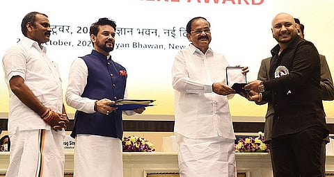 नेशनल अवॉर्ड लेते हुए बी प्राक